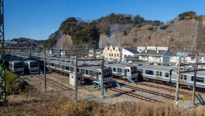 鉄道乗車記録の写真:車窓・風景(2)        「JR横須賀線をオーバーパスしてすぐ横須賀線の車両基地の脇を抜けていきます」