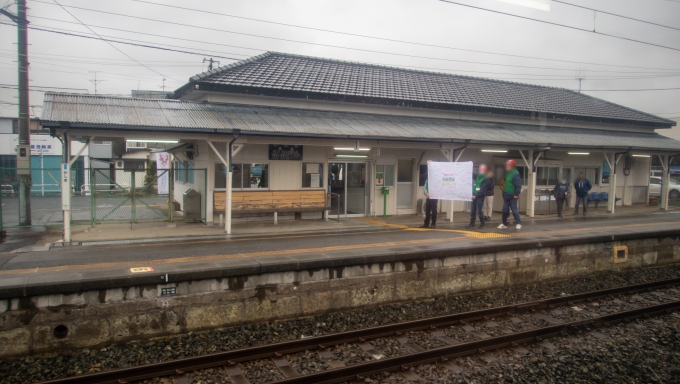 鉄道乗車記録の写真:駅舎・駅施設、様子(6)        「ここで交換した列車は、仙台行きの特急ひたち一番列車。
通過駅にもかかわらず地元の方たちがお見送りしていました。」