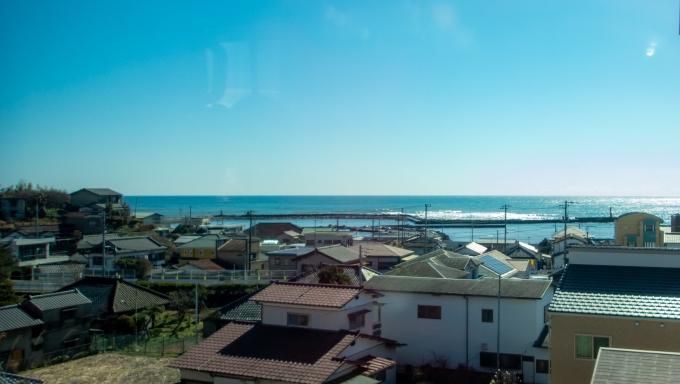鉄道乗車記録の写真:車窓・風景(7)        「日立駅近くでは、眼前に太平洋が広がります。」