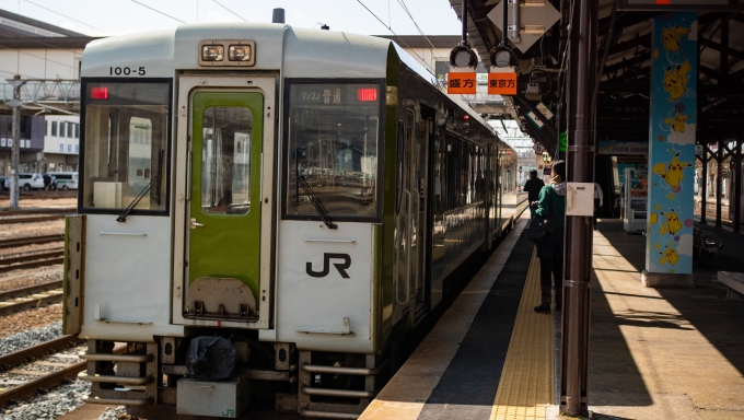 鉄道乗車記録の写真:乗車した列車(外観)(4)        「ＪＲ東日本のローカル線ではおなじみのキハ100系に乗って気仙沼へ向かいます。1+1のボックス席があるので快適に移動できます。」