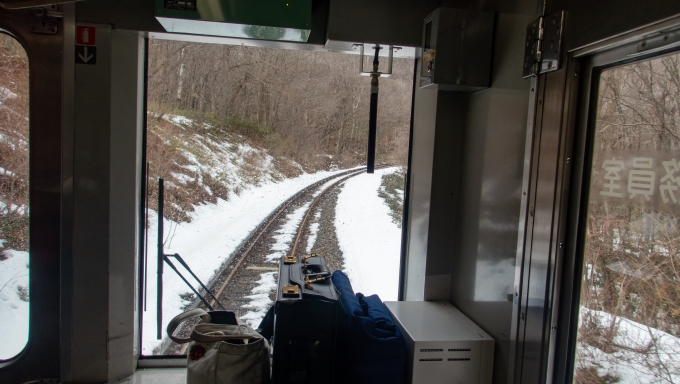 鉄道乗車記録の写真:車窓・風景(20)        「標高が高い山中にはまだ雪が残っています。」