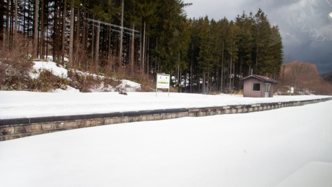 鉄道乗車記録の写真:駅名看板(22)        「山田線の最高地点の区界駅。
ここを過ぎると唸っていたエンジン音も静かになり、おそるおそる下って行きます。ちなみに地元の方曰く山田線は雪よりも落葉に弱いそうです。」