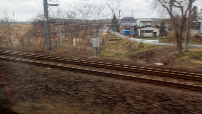 鉄道乗車記録の写真:車窓・風景(18)        「この辺りの区間は複線っぽく見えますが、単線並列かつ一方の線路は狭軌と標準軌の三線軌条という珍しい構造になっています。」