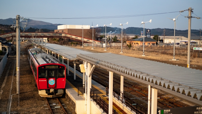 鉄道乗車記録の写真:乗車した列車(外観)(6)        「男鹿駅ではパンタを上げ充電中。」