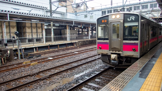 鉄道乗車記録の写真:乗車した列車(外観)(1)        「生憎の雨模様の中酒田へ向かいます。」