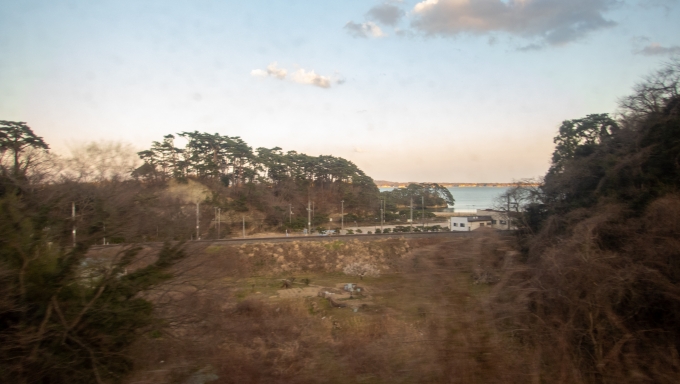 鉄道乗車記録の写真:車窓・風景(16)        「海側を走るのは仙石線。
松島を観光するなら仙石線の松島海岸駅で降りたほうが便利だったりします。」