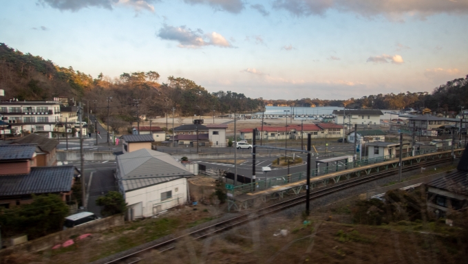 鉄道乗車記録の写真:車窓・風景(17)        「下に見えるのは仙石線の陸前浜田駅。」
