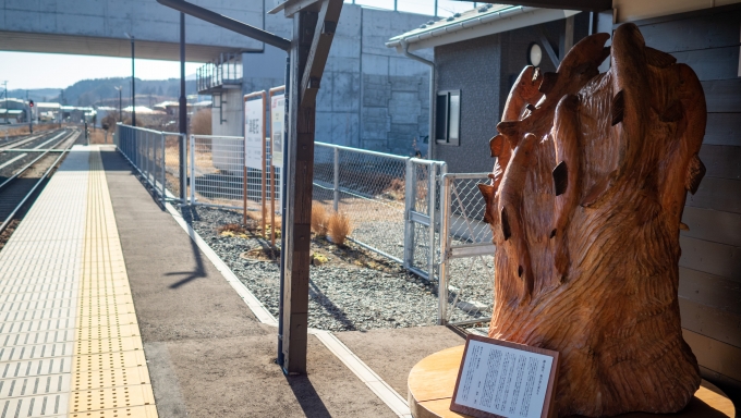 鉄道乗車記録の写真:駅舎・駅施設、様子(4)        「震災時に流れ着いた欅の大木から彫られた鮭の彫刻。」
