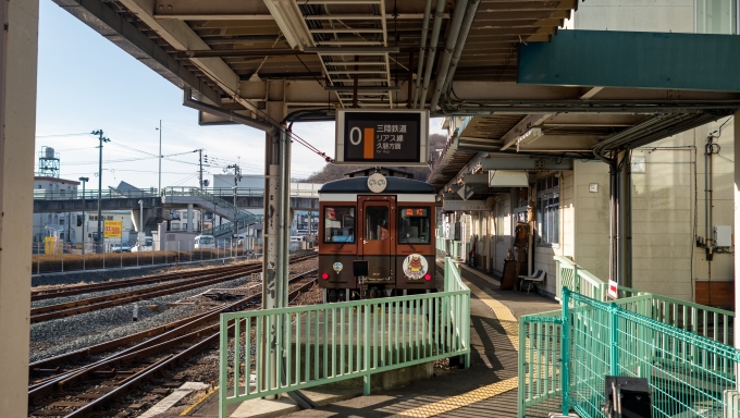 鉄道乗車記録の写真:駅舎・駅施設、様子(2)        「頭端式ホームの0番線。
前にお座敷列車に乗った時もここだったなぁと思い出しながら乗り込みます。」