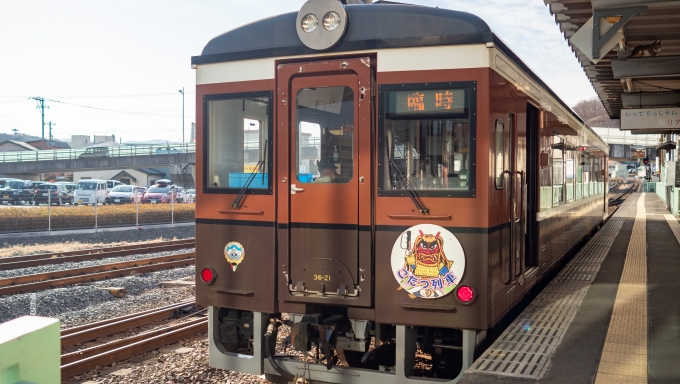 鉄道乗車記録の写真:乗車した列車(外観)(3)        「こたつ列車のヘッドマークには、男鹿の「なまはげ」に似た「なもみ」が描かれています。」