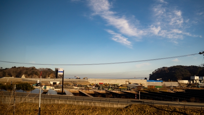 鉄道乗車記録の写真:車窓・風景(7)        「沿岸ではまだまだ防潮堤の工事が続いています。」