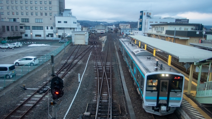鉄道乗車記録の写真:駅舎・駅施設、様子(4)        「出発を待つ八戸線の列車」