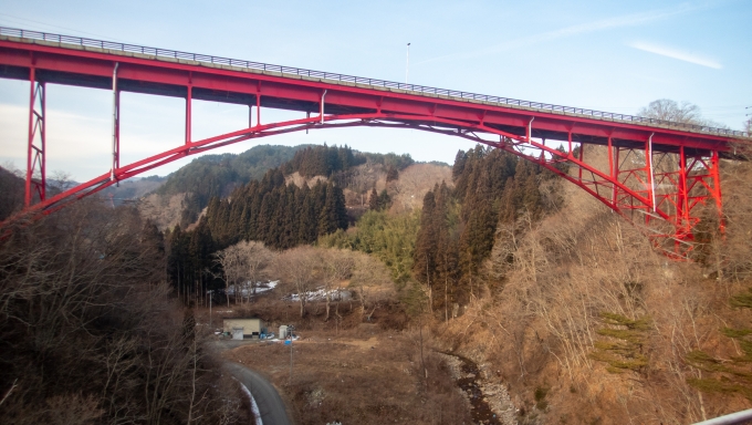 鉄道乗車記録の写真:車窓・風景(8)        「大沢橋梁を渡りながら、先ほど歩いてきた国道45号線を見上げます。」