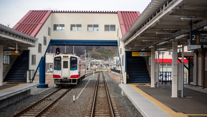 鉄道乗車記録の写真:車窓・風景(10)        「　陸中山田駅で久慈行きの列車と交換。
　運転士同士で安全の確認をしたのでしょう。発車すると通常の加速をして去っていきます。こちらもここから通常運転となります。」