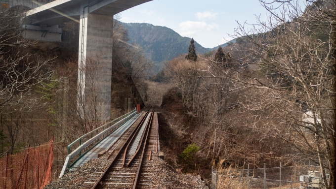 鉄道乗車記録の写真:車窓・風景(27)        「上を通るのは三陸自動車道」