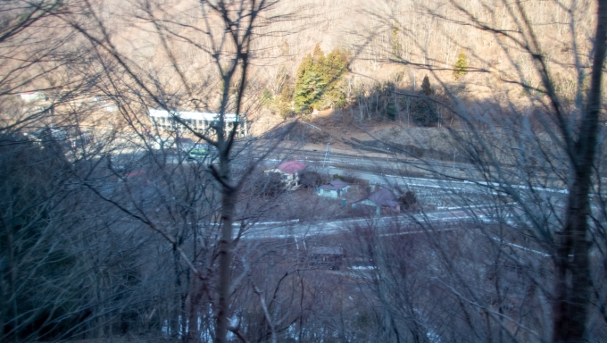 鉄道乗車記録の写真:車窓・風景(6)        「トンネルを抜けると左手下方に先ほど走ってきた線路が見えます。
格子状の構造物は、陸中大橋駅構内にありかつて使われていたホッパー(鉄鉱石を貨車に積込む荷役施設)です。」
