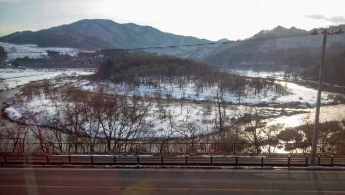 鉄道乗車記録の写真:車窓・風景(13)        「猿ヶ石川が大きく蛇行していくのを見下ろすこの場所も個人的には好きなポイントです。」