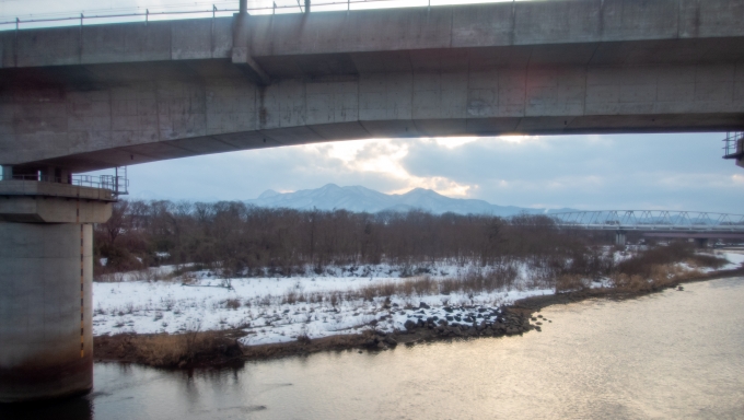 鉄道乗車記録の写真:車窓・風景(28)        「北上川に注ぎ込む雫石川を渡ると終点盛岡に到着です。」