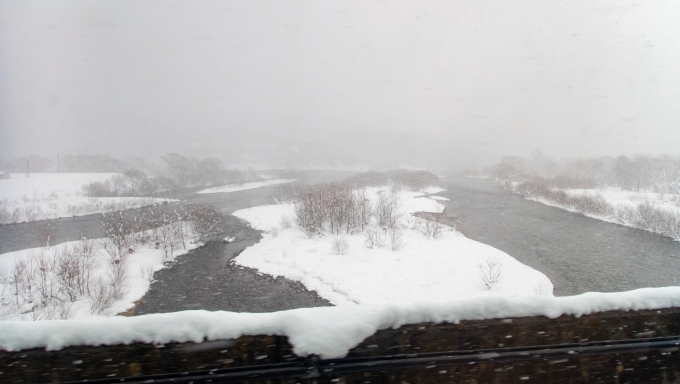 鉄道乗車記録の写真:車窓・風景(13)        「和賀川
なぜか北上駅の前後だけ雪が降っていました。」