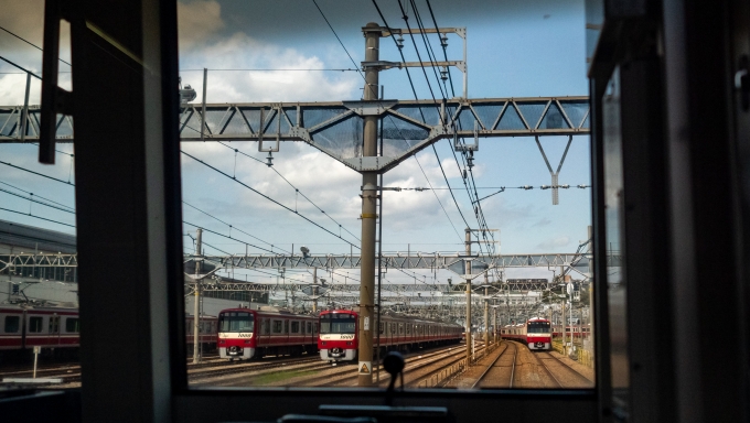 鉄道乗車記録の写真:車窓・風景(10)        「京急久里浜駅から再度複線となり、車両基地の間を通り抜けます。」