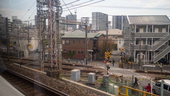 鉄道乗車記録の写真:車窓・風景(7)        「右手から合流してくるのも江ノ島線。この先藤沢駅でスイッチバックして、そちらの線路を走ります。」