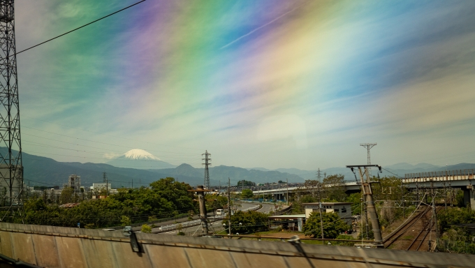 鉄道乗車記録の写真:車窓・風景(5)        「御殿場線を跨ぐころには富士山がはっきりと車窓に現れてきます。」