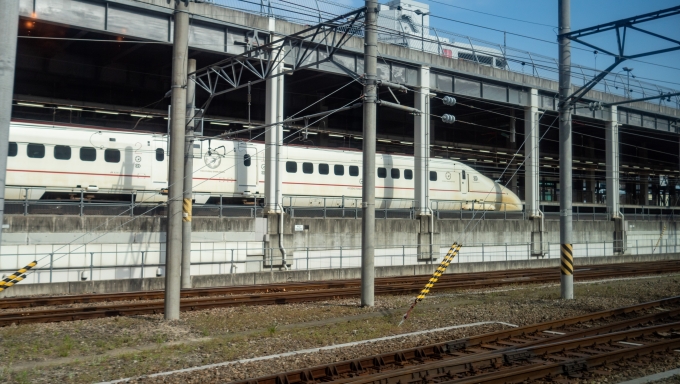 鉄道乗車記録の写真:車窓・風景(4)        「新幹線ホームの800系を横目に発車。」