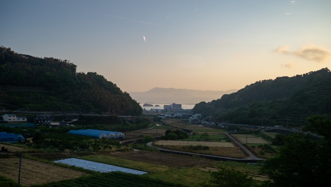鉄道乗車記録の写真:車窓・風景(11)        「大村湾が見えてくると、高度を下げながら海のほうへ。」