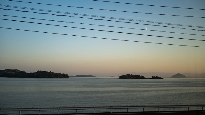 鉄道乗車記録の写真:車窓・風景(16)        「中央右寄りにあるのが竹島。
島根県のアレではありません。
その奥には朝日に照らされた長崎空港の管制塔が見えます。」