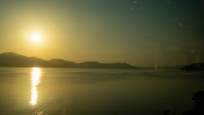 鉄道乗車記録の写真:車窓・風景(18)        「登ったばかりの朝陽が大村湾の水面を照らします。」