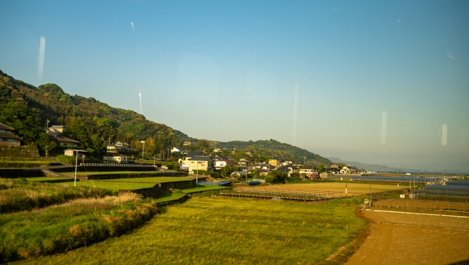 鉄道乗車記録の写真:車窓・風景(26)        「大村線に入って岩松駅辺りで再び大村湾が車窓に飛び込んできます。」