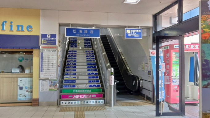 鉄道乗車記録の写真:駅舎・駅施設、様子(1)          「松浦鉄道の改札は東口から入って右手の2階にあります。」