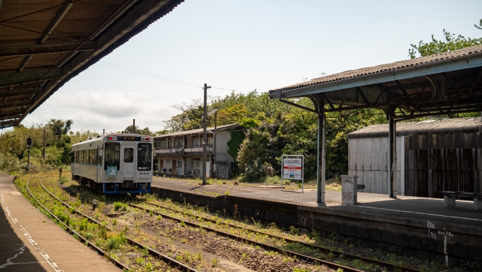 鉄道乗車記録の写真:乗車した列車(外観)(31)        「乗ってきた汽車は少し長めの停車の後、伊万里へ向けて去っていきます。」