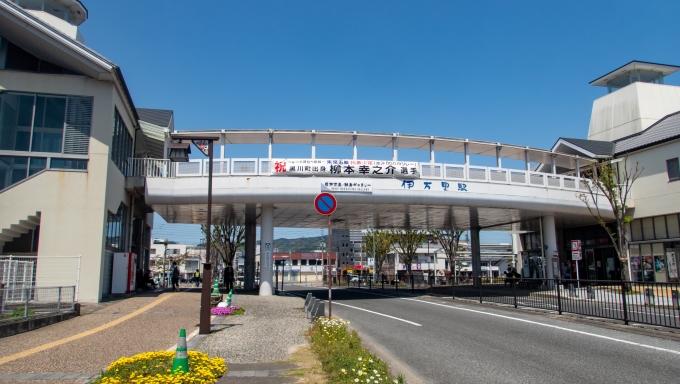 鉄道乗車記録の写真:駅舎・駅施設、様子(15)        「左が松浦鉄道、右がＪＲ九州の筑肥線。
かつては線路が繋がっていたようですが、今は分断されており直通運転はできません。」