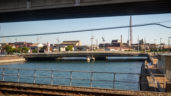 鉄道乗車記録の写真:車窓・風景(17)        「紫川を渡るとすぐ小倉駅。
この列車は小倉駅でスイッチバックします。」