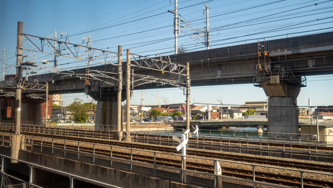鉄道乗車記録の写真:車窓・風景(18)        「小倉駅で折返して日豊本線を進行。
線路は手前から、先ほど通った鹿児島本線(旅客線)・貨物線・奥の高架が山陽新幹線です。」
