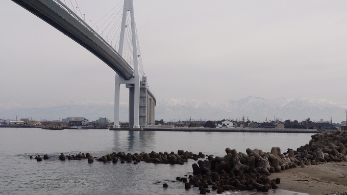 鉄道乗車記録の写真:旅の思い出(8)        「新湊大橋と立山連峰」