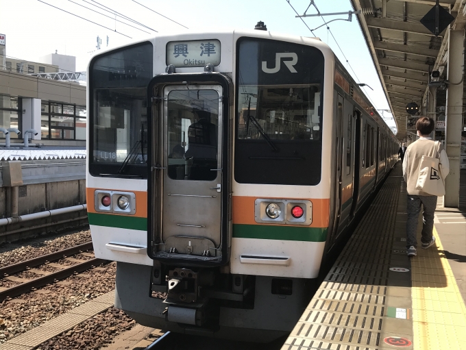 鉄道乗車記録の写真:乗車した列車(外観)(1)          「浜松11:28発、普通 興津行き 774Mです。
211系5000番台LL18編成」