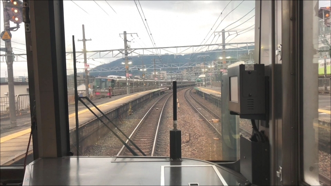 鉄道乗車記録の写真:車窓・風景(1)        「前面展望映像より、山崎駅停車中に新快速に抜かれる場面を切り取り。」