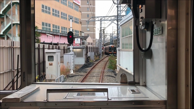 鉄道乗車記録の写真:車窓・風景(1)          「前面展望映像より、高架化前の青木駅で快速急行の通過待ちをする場面を切り取り。」
