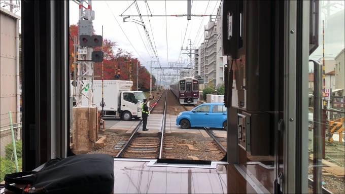 鉄道乗車記録の写真:車窓・風景(1)          「前面展望映像より、正雀～摂津市間の踏切で道路側を開通させて目の前を車が通る場面を切り取り。対向は9300系トップナンバー編成。」