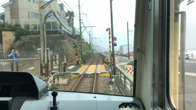 鉄道乗車記録の写真:車窓・風景(2)        「前面展望映像より、鎌倉高校前踏切通過時のカット。」