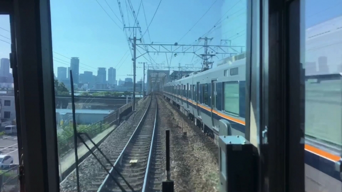 鉄道乗車記録の写真:車窓・風景(1)          「前面展望映像より、塚本駅通過後に普通を追い抜く場面のカット。」