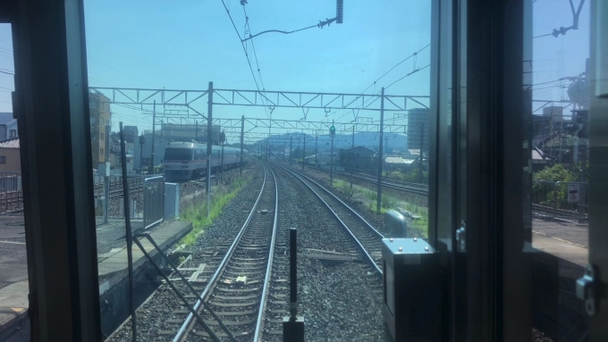鉄道乗車記録の写真:車窓・風景(2)        「前面展望映像より、石山駅停車中に特急「ひだ」に追い抜かれる場面のカット。」
