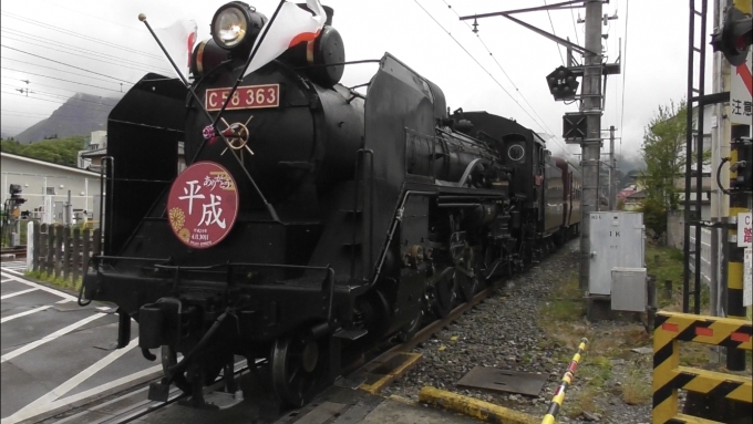 鉄道乗車記録の写真:旅の思い出(2)        「西武秩父駅近くの踏切で秩父鉄道のSLパレオエクスプレスを撮影。」