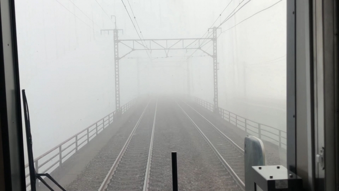 鉄道乗車記録の写真:車窓・風景(1)     「前面展望映像より、濃霧の中、石山～瀬田間を走行するカット。」