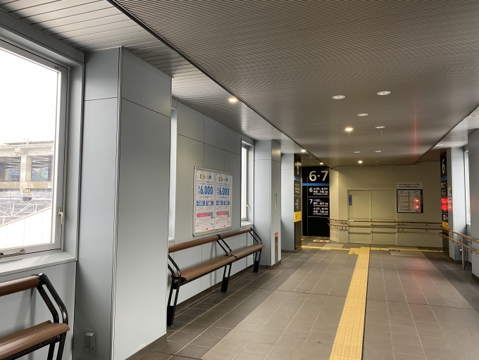 鉄道乗車記録の写真:駅舎・駅施設、様子(4)     「北陸新幹線開通時には壁の向こうがつながる跨線橋」