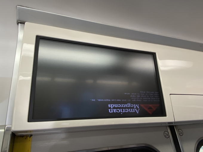 鉄道乗車記録の写真:車内設備、様子(1)     「クハ222-2014のLCD広告側がAMIのBIOS画面に。」