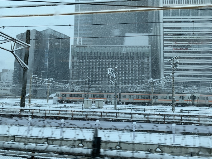 鉄道乗車記録の写真:車窓・風景(1)     「大雪の影響で、米原手前から豊橋まで徐行運転していました。名古屋も雪が積もっていました。」