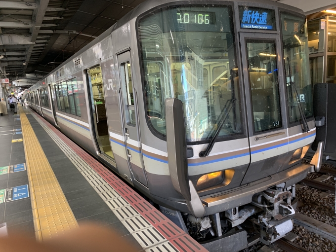 鉄道乗車記録の写真:乗車した列車(外観)(1)     「この日は須磨海浜公園駅で人身事故が発生したため当該列車は明石駅を38分遅れで発車しました。しかし、近江塩津到着時、定刻で到着し、新快速の速さを実感させられました。」